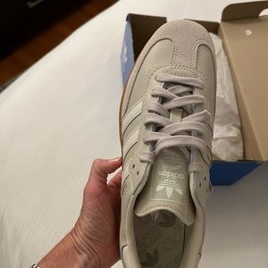 Adidas cream Sambas Women’s 8